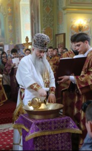 Вечерня в соединении с Литургией Василия Великого и Чин умовения ног в храме в честь Покрова Пресвятой Богородицы г.Саратова