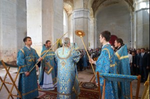 Божественная литургия в храме в честь Покрова Пресвятой Богородицы села Сокур Татищевского района