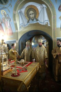 Митрополит Лонгин и Епископ Пахомий совершили Божественную литургию в Троицком соборе и молебен перед главной святыней Саратовской земли — образом Спаса Нерукотворного
