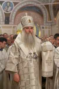 Митрополит Лонгин совершил пасхальное богослужение