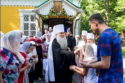 Божественная литургия в храме во имя великомученика и целителя Пантелеимона г. Саратова