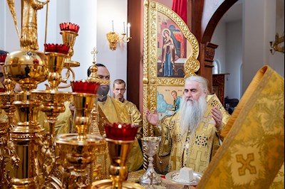 Божественная литургия в храме в честь Нерукотворного Образа Спасителя г .Саратова