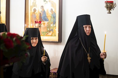 Митрополит Игнатий совершил Великое освящение Крестовоздвиженского подворья Свято-Алексиевского женского монастыря г. Саратова и Божественную литургию в новоосвященном храме