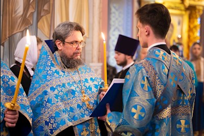 Митрополит Игнатий совершил вечернее богослужение с чтением акафиста Пресвятой Богородице в Свято-Троицком кафедральном соборе г. Саратова