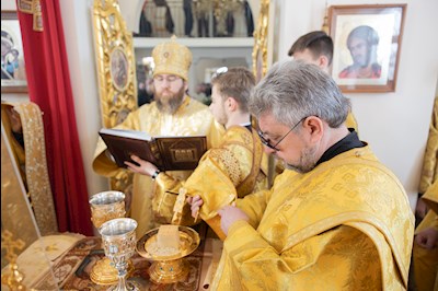 Митрополит Игнатий совершил Божественную литургию в Трехсвятительском храме г. Саратова