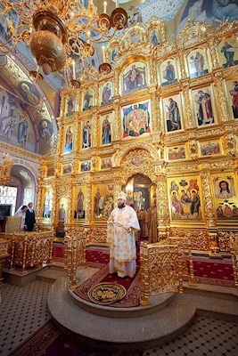 Митрополит Игнатий совершил Божественную литургию в Свято-Троицком кафедральном соборе Саратова