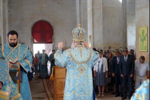Божественная литургия в храме в честь Покрова Пресвятой Богородицы села Сокур Татищевского района