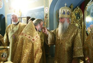 Митрополит Лонгин и Епископ Пахомий совершили Божественную литургию в Троицком соборе и молебен перед главной святыней Саратовской земли — образом Спаса Нерукотворного