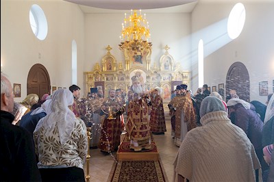 Божественная литургия в храме во имя святого благоверного князя Михаила Черниговского и боярина его Феодора на Увекском кладбище г. Саратова