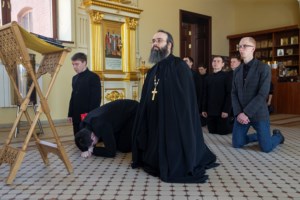 Литургия Преждеосвященных Даров на Архиерейском подворье — в храме святого апостола и евангелиста Иоанна Богослова