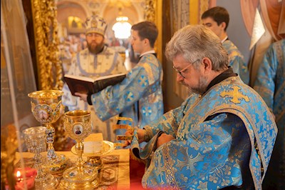Митрополит Игнатий совершил Божественную литургию в Свято-Троицком кафедральном соборе Саратова