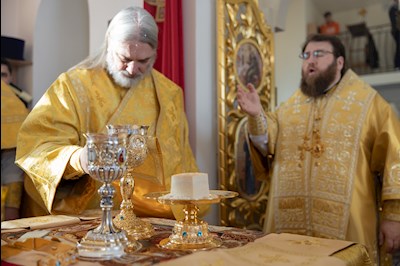 Митрополит Игнатий совершил Божественную литургию в Трехсвятительском храме г. Саратова