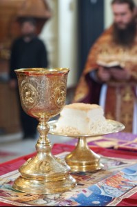 В Великий Четверг Митрополит Лонгин совершил Литургию Василия Великого и Чин умовения ног