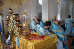 Божественная литургия в храме в честь Покрова Пресвятой Богородицы села Сокур Татищевского района
