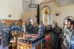 Литургия Преждеосвященных Даров, малое повечерие и утреня Великого Четвертка на Архиерейском подворье — в храме во имя святых равноапостольных Мефодия и Кирилла при СГУ