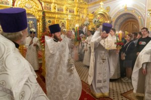 Митрополит Лонгин совершил пасхальное богослужение