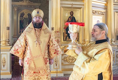 Божественная литургия на Архиерейском подворье — в храме во имя святого апостола и евангелиста Иоанна Богослова при СПДС