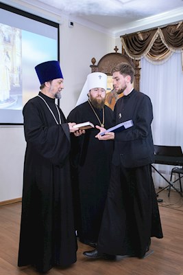 Митрополит Игнатий вручил дипломы выпускникам СПДС