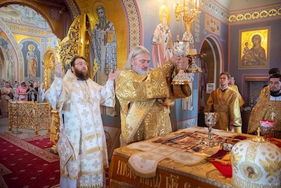 Митрополит Игнатий совершил Божественную литургию в Свято-Троицком кафедральном соборе Саратова
