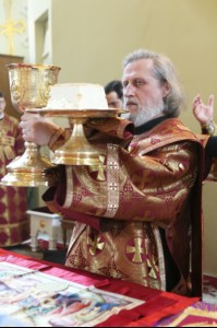 В Великий Четверг Митрополит Лонгин совершил Литургию Василия Великого и Чин умовения ног