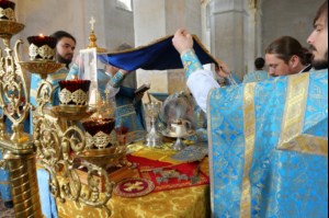 Божественная литургия в храме в честь Покрова Пресвятой Богородицы села Сокур Татищевского района
