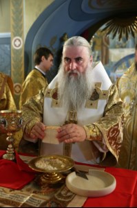 Митрополит Лонгин и Епископ Пахомий совершили Божественную литургию в Троицком соборе и молебен перед главной святыней Саратовской земли — образом Спаса Нерукотворного