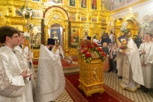 Митрополит Лонгин совершил пасхальное богослужение