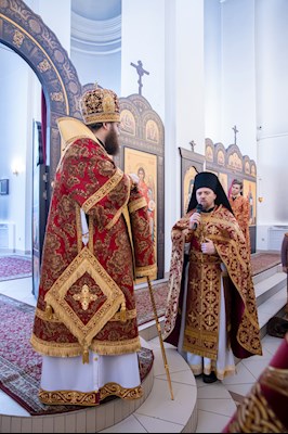 Митрополит Игнатий совершил Божественную литургию в Петропавловском храме Саратова