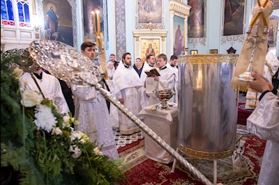 Митрополит Игнатий совершил Божественную литургию в Свято-Духовском соборе г. Саратова