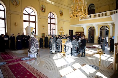 Митрополит Игнатий совершил Литургию Преждеосвященных Даров в храме святого апостола и евангелиста Иоанна Богослова при СПДС