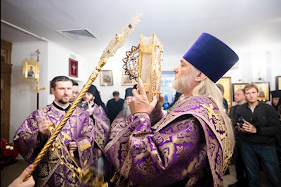 Митрополит Игнатий совершил Великое освящение Крестовоздвиженского подворья Свято-Алексиевского женского монастыря г. Саратова и Божественную литургию в новоосвященном храме