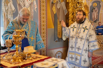 Митрополит Игнатий совершил Божественную литургию в Свято-Троицком кафедральном соборе Саратова