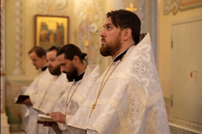 Митрополит Игнатий совершил Великую вечерню в соединении с Литургией святителя Василия Великого и чин Великого освящения воды в Покровском соборе г. Саратова