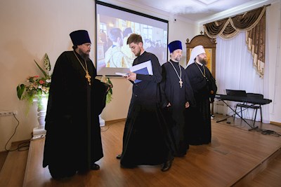 Митрополит Игнатий вручил дипломы выпускникам СПДС