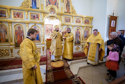 Митрополит Игнатий совершил Божественную литургию в Трехсвятительском храме г. Саратова