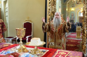 В Великий Четверг Митрополит Лонгин совершил Литургию Василия Великого и Чин умовения ног