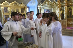 Митрополит Лонгин совершил Царские часы, Изобразительны, Великую вечерню и Крещальную литургию в Свято-Троицком кафедральном соборе Саратова