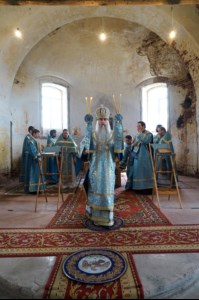 Божественная литургия в храме в честь Покрова Пресвятой Богородицы села Сокур Татищевского района