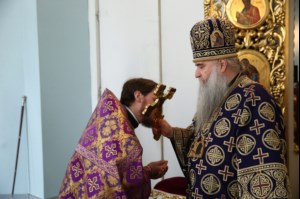 Божественная литургия в храме в честь Покрова Пресвятой Богородицы г.Петровска