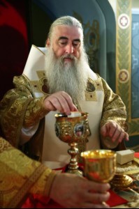 Митрополит Лонгин и Епископ Пахомий совершили Божественную литургию в Троицком соборе и молебен перед главной святыней Саратовской земли — образом Спаса Нерукотворного