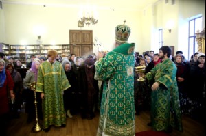 Божественная литургия на Архиерейском подворье — храме во имя преподобного Серафима Саровского г.Саратова
