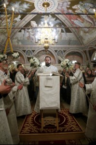 Митрополит Лонгин совершил Рождественское ночное богослужение