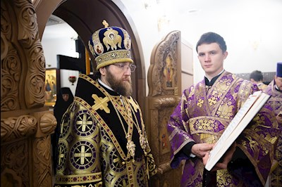 Митрополит Игнатий совершил Великое освящение Крестовоздвиженского подворья Свято-Алексиевского женского монастыря г. Саратова и Божественную литургию в новоосвященном храме