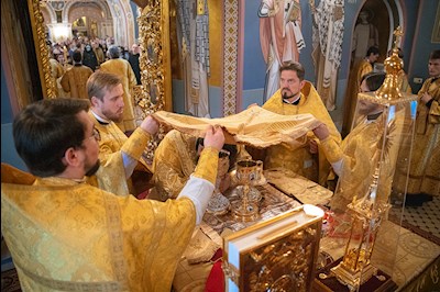 Митрополит Игнатий совершил Божественную литургию в Свято-Троицком кафедральном соборе Саратова