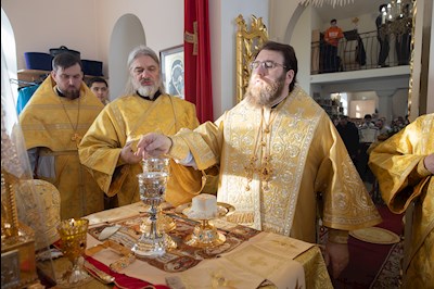 Митрополит Игнатий совершил Божественную литургию в Трехсвятительском храме г. Саратова