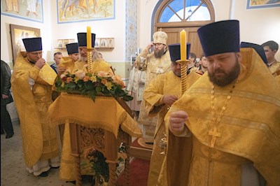 Митрополит Игнатий совершил Великое освящение храма святителя и Чудотворца Николая села Долгий Буерак Гагаринского района г. Саратова и Божественную литургию в новоосвященном храме
