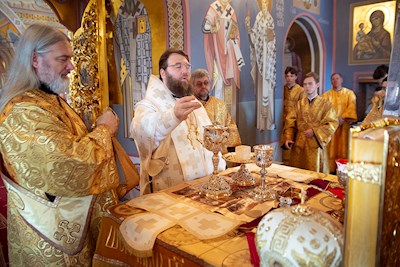 Митрополит Игнатий совершил Божественную литургию в Свято-Троицком кафедральном соборе Саратова