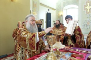 В Великий Четверг Митрополит Лонгин совершил Литургию Василия Великого и Чин умовения ног