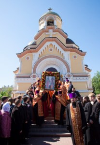 Божественная литургия на Архиерейском подворье — храме во имя святых равноапостольных Мефодия и Кирилла при СГУ в день памяти святых братьев