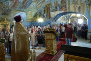 Митрополит Лонгин и Епископ Пахомий совершили Божественную литургию в Троицком соборе и молебен перед главной святыней Саратовской земли — образом Спаса Нерукотворного